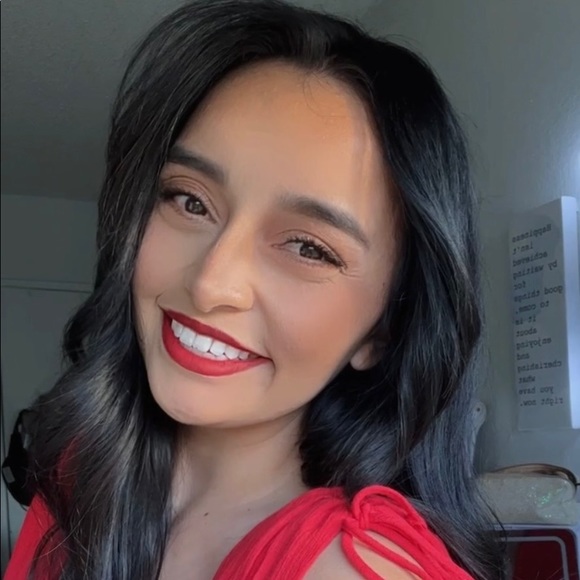 Meet your Posher, Amanda - Picture 2 of 3